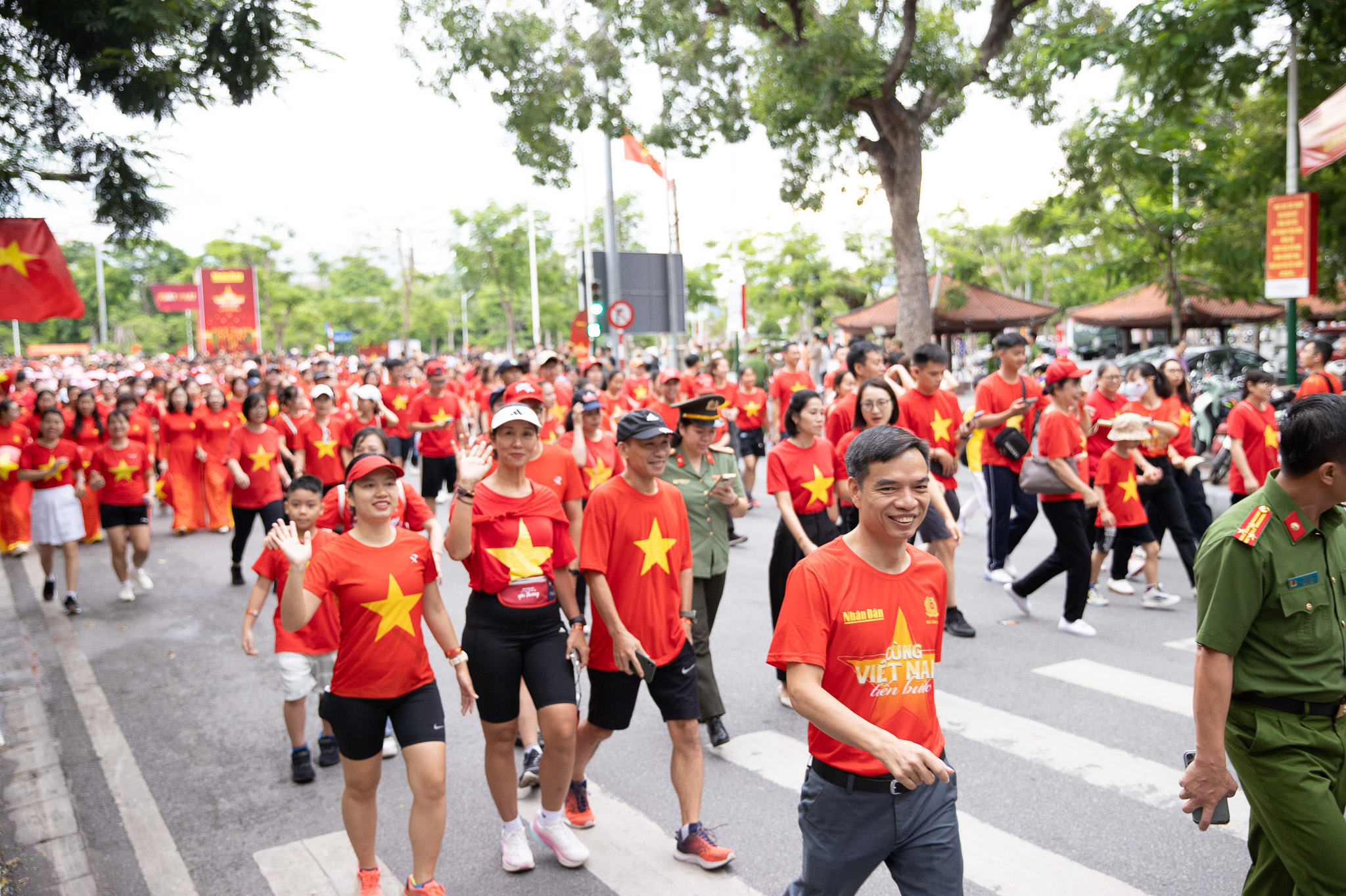 Hàng nghìn người dân Hải Phòng xuống đường đi bộ 'Cùng Việt Nam tiến bước'- Ảnh 6.