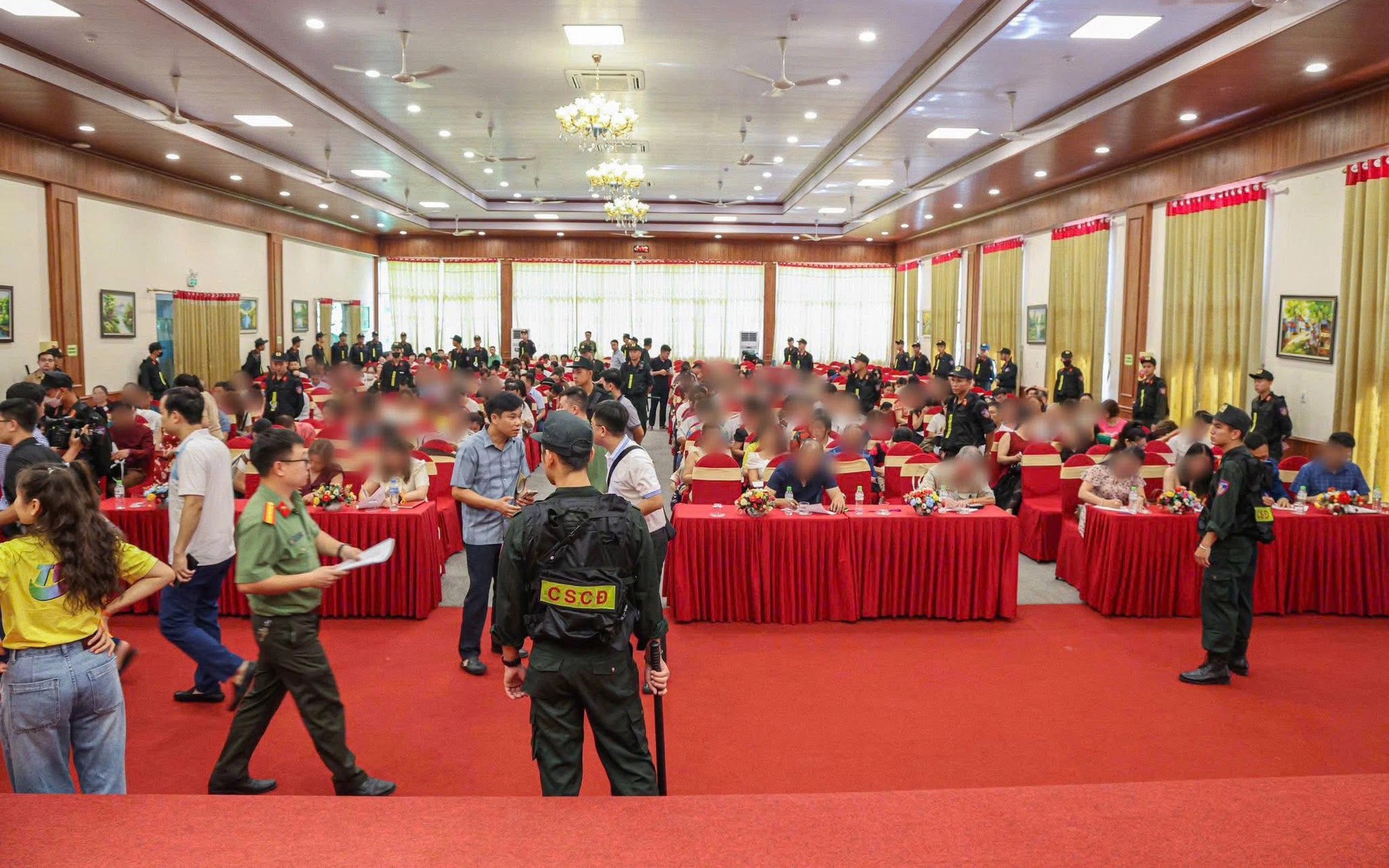 Công an xuất hiện tại hội thảo "tiền ảo", nhà đầu tư mới biết đang bị lừa  