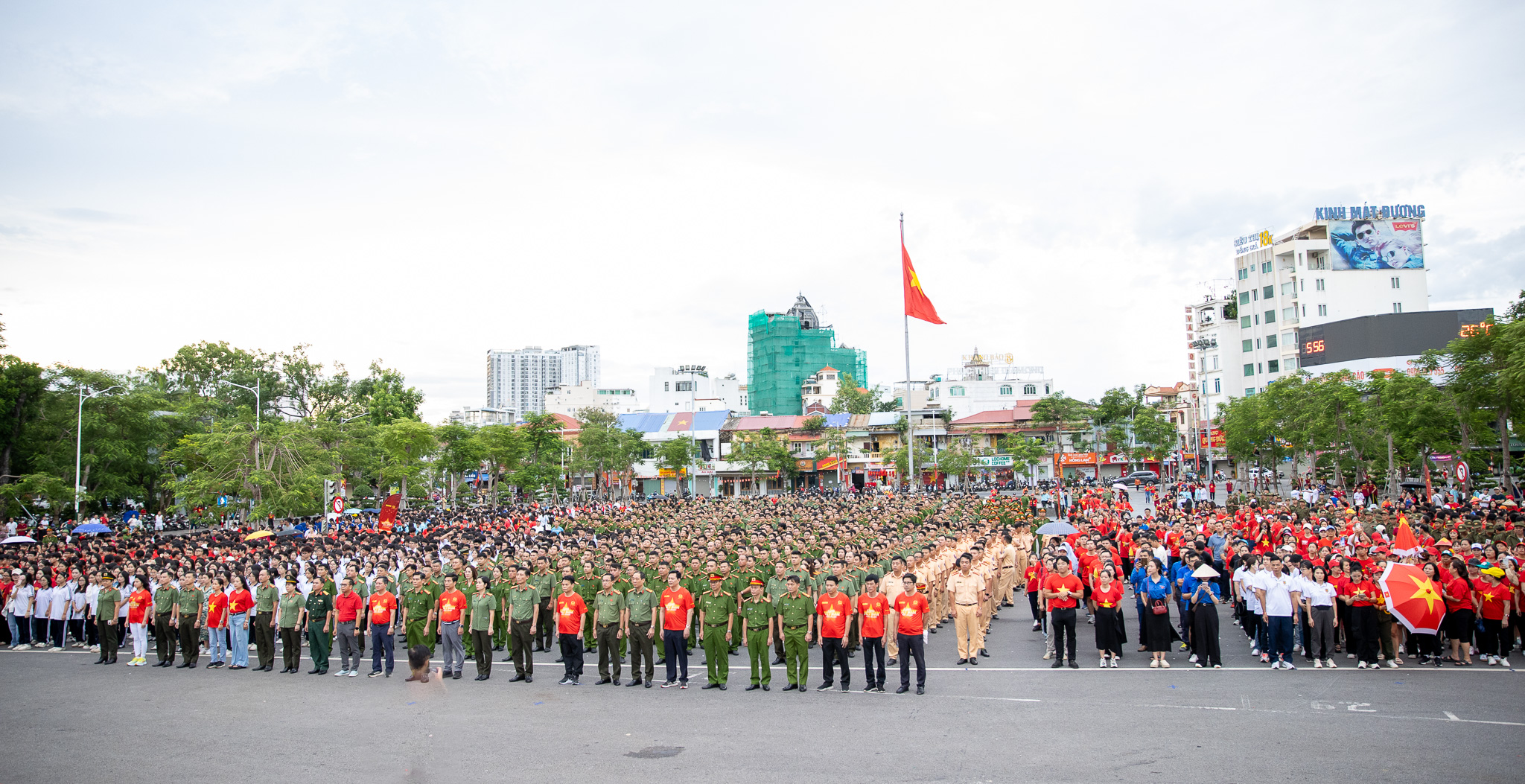 Hàng nghìn người dân Hải Phòng xuống đường đi bộ 'Cùng Việt Nam tiến bước'- Ảnh 3.