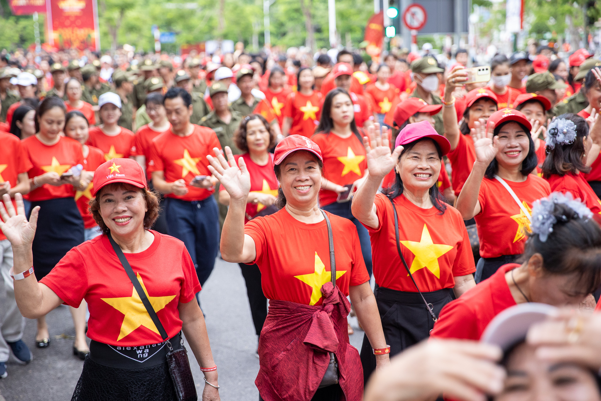 Hàng nghìn người dân Hải Phòng xuống đường đi bộ 'Cùng Việt Nam tiến bước'- Ảnh 5.