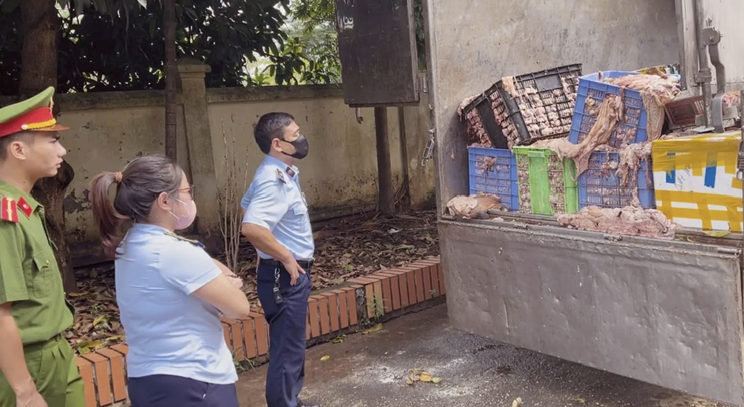 Cao điểm dịch tả lợn châu Phi, tiểu thương lén lút tiêu thụ lợn hơi, thực phẩm đông lạnh giữa đêm- Ảnh 2.