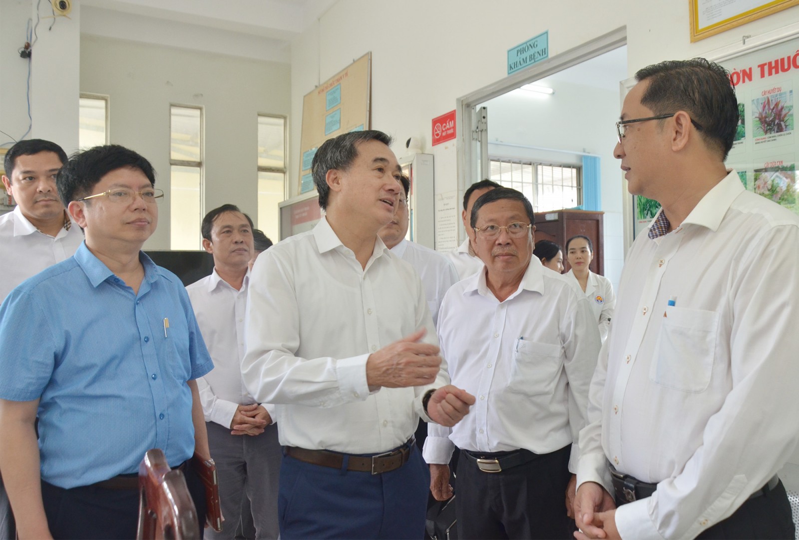 Bộ Y tế kiểm tra việc sắp xếp tổ chức cơ sở y tế khi thực hiện chính quyền địa phương 2 cấp 
- Ảnh 3.