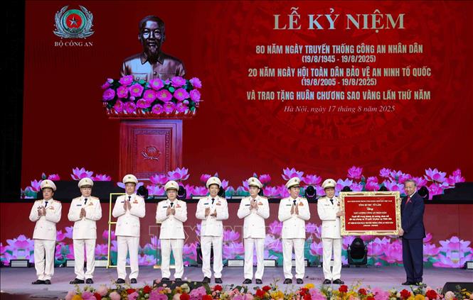 Lễ kỷ niệm 80 năm Ngày truyền thống Công an nhân dân và đón nhận Huân chương Sao Vàng lần thứ 5- Ảnh 1. Lễ kỷ niệm 80 năm Ngày truyền thống Công an nhân dân và đón nhận Huân chương Sao Vàng lần thứ 5- Ảnh 1.