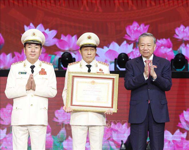 Lễ kỷ niệm 80 năm Ngày truyền thống Công an nhân dân và đón nhận Huân chương Sao Vàng lần thứ 5- Ảnh 6. Lễ kỷ niệm 80 năm Ngày truyền thống Công an nhân dân và đón nhận Huân chương Sao Vàng lần thứ 5- Ảnh 6.