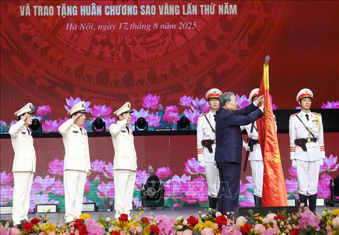Lễ kỷ niệm 80 năm Ngày truyền thống Công an nhân dân và đón nhận Huân chương Sao Vàng lần thứ 5- Ảnh 5. Lễ kỷ niệm 80 năm Ngày truyền thống Công an nhân dân và đón nhận Huân chương Sao Vàng lần thứ 5- Ảnh 5.