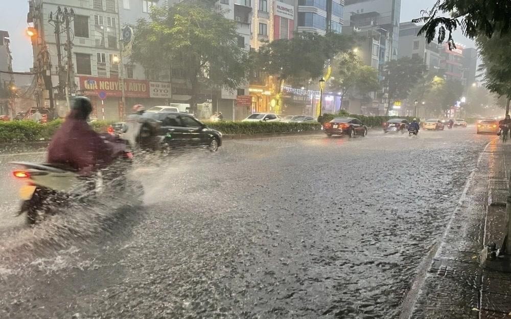 Cảnh báo mưa dông, lốc sét ở nội thành Hà Nội