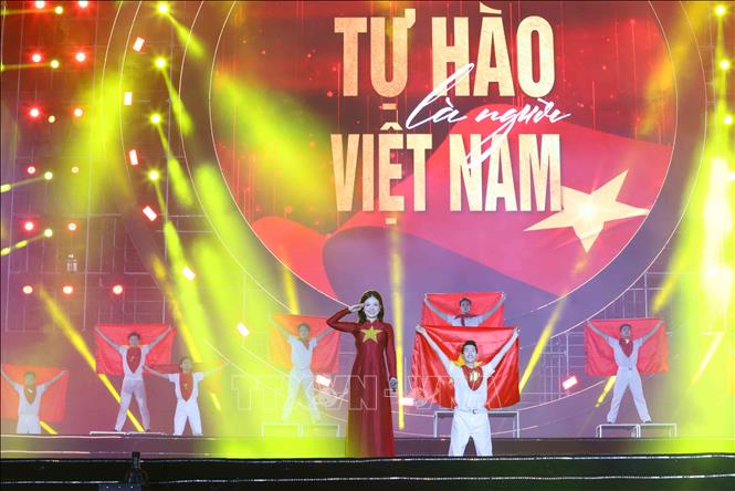 Chương trình nghệ thuật 'Tự hào là người Việt Nam': Hành trình kết nối triệu trái tim Việt- Ảnh 3. Chương trình nghệ thuật 'Tự hào là người Việt Nam': Hành trình kết nối triệu trái tim Việt- Ảnh 3.