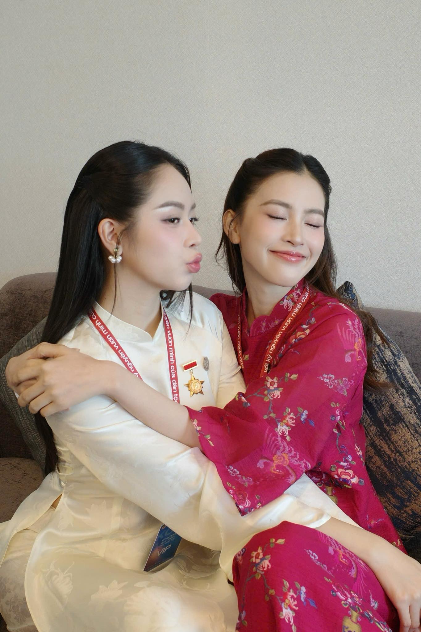 Khoảnh khắc 2 Hoa hậu Việt Nam đọ sắc 'gây sốt'- Ảnh 3.