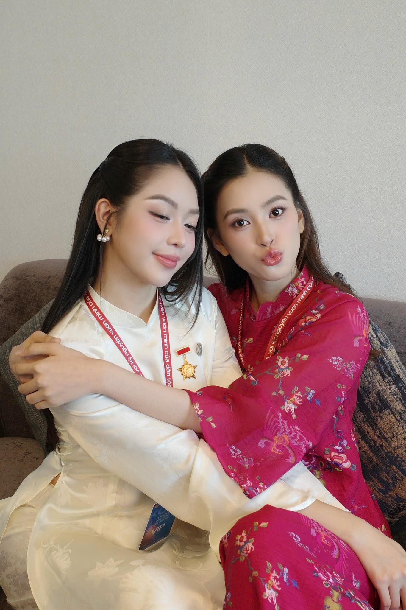 Khoảnh khắc 2 Hoa hậu Việt Nam đọ sắc 'gây sốt'- Ảnh 4.
