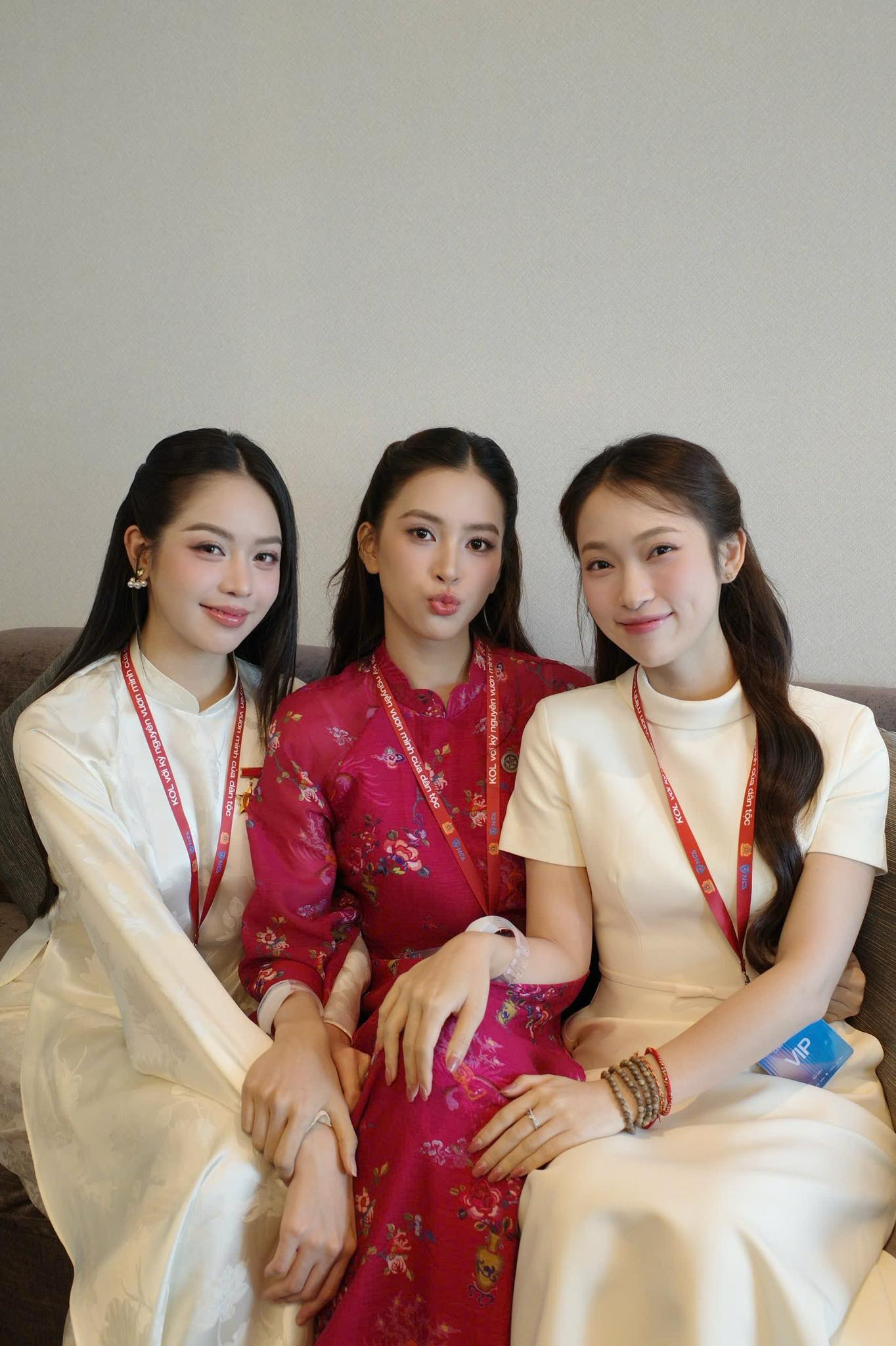 Khoảnh khắc 2 Hoa hậu Việt Nam đọ sắc 'gây sốt'- Ảnh 5.