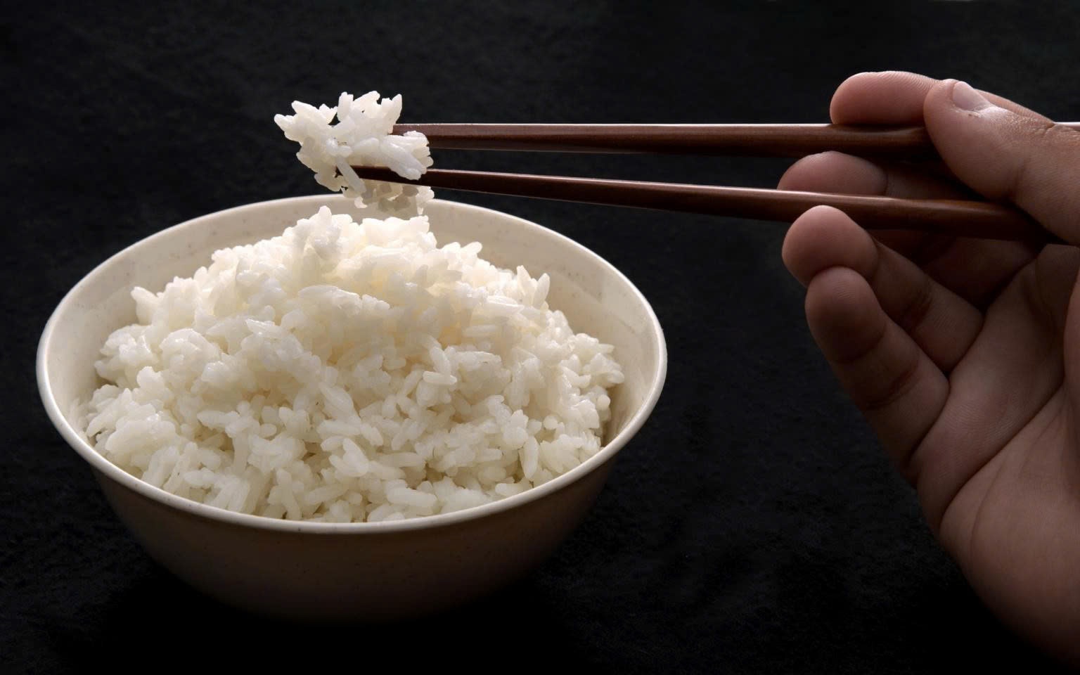 Ít ăn cơm có phải cách giảm cân hiệu quả?