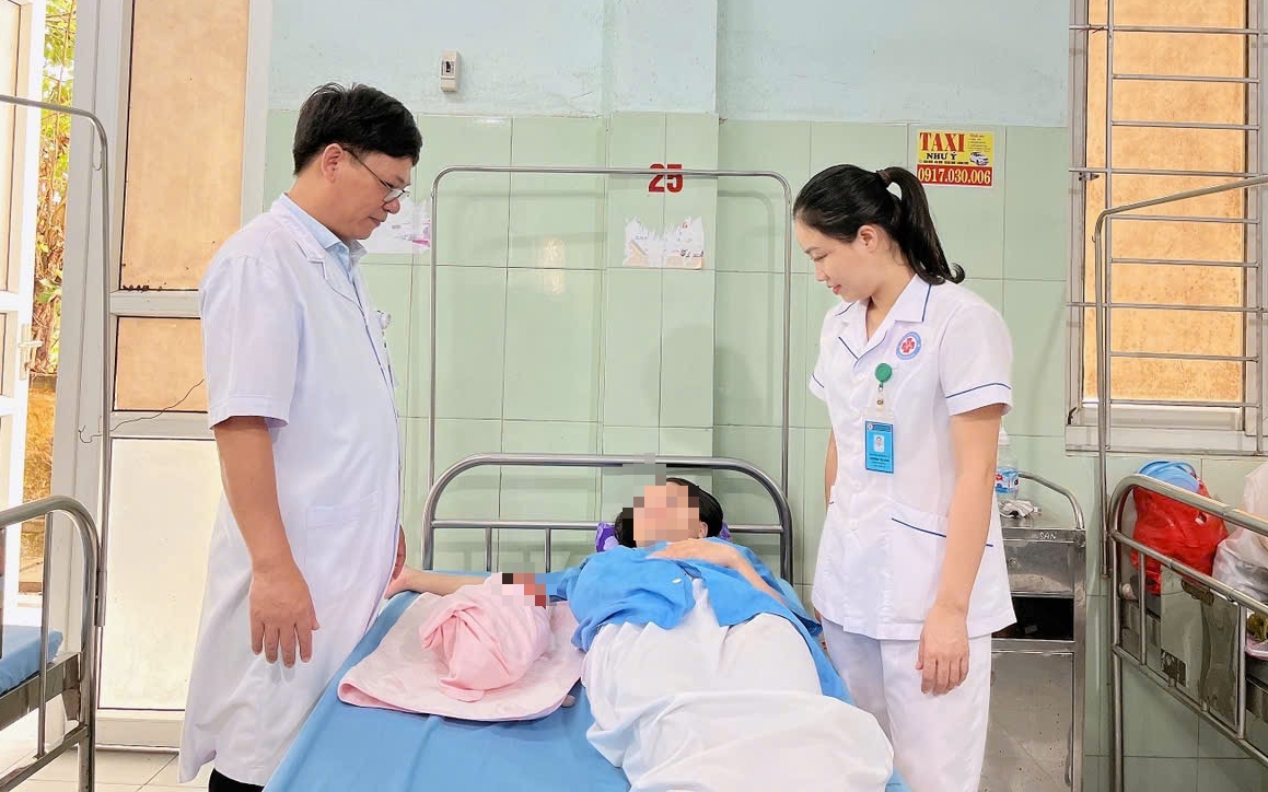 Cháu bé chào đời cùng khối u nang buồng trứng bị xoắn của mẹ