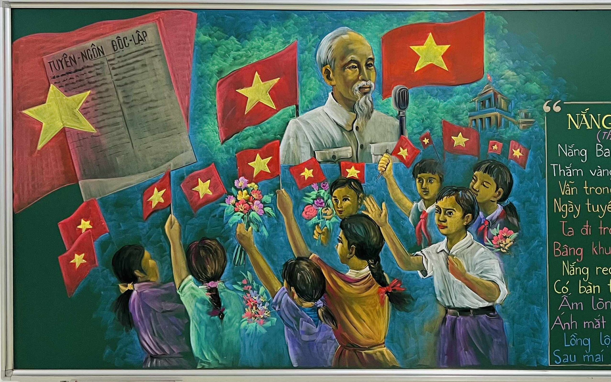 Thầy giáo vẽ tranh mừng ngày Quốc khánh bằng phấn bảng