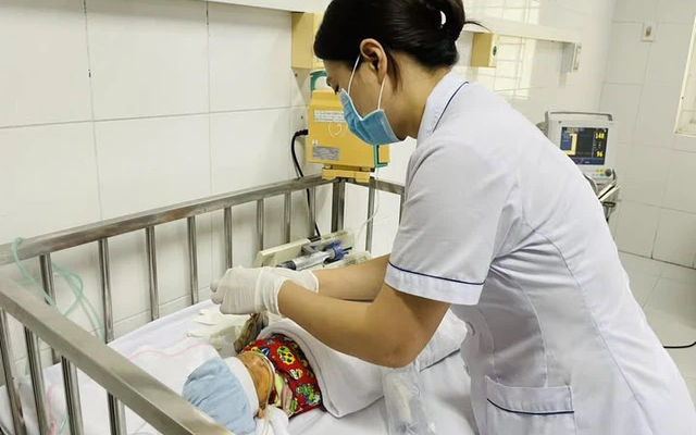 Bé sơ sinh nguy kịch vì sản phụ đẻ rơi giữa đường, đưa về nhà tự cắt rốn, chữa mẹo