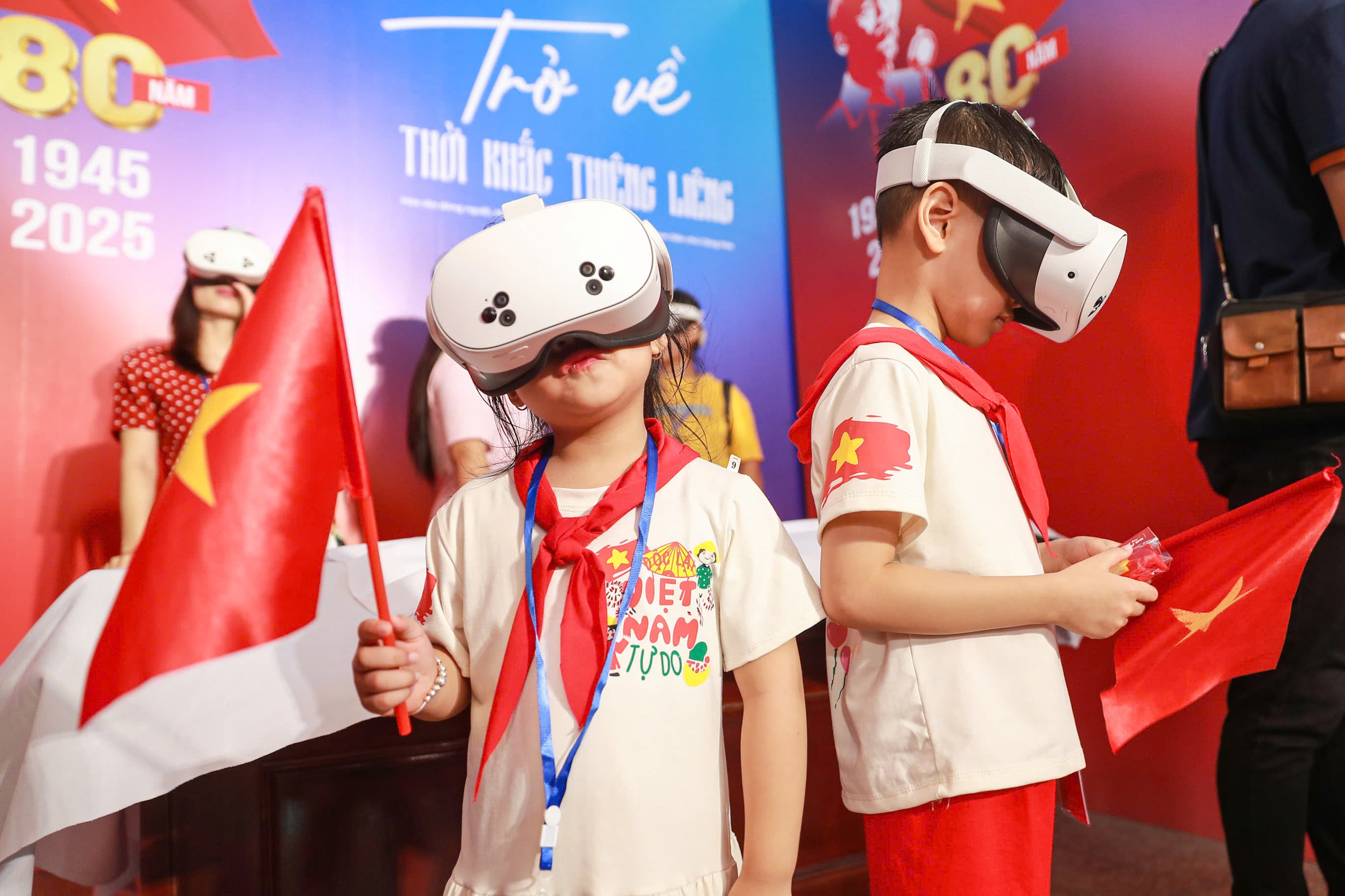 Trải nghiệm VR 'Trở về thời khắc thiêng liêng': Sống lại khoảnh khắc Quốc khánh 2/9/1945- Ảnh 6. Trải nghiệm VR 'Trở về thời khắc thiêng liêng': Sống lại khoảnh khắc Quốc khánh 2/9/1945- Ảnh 6.