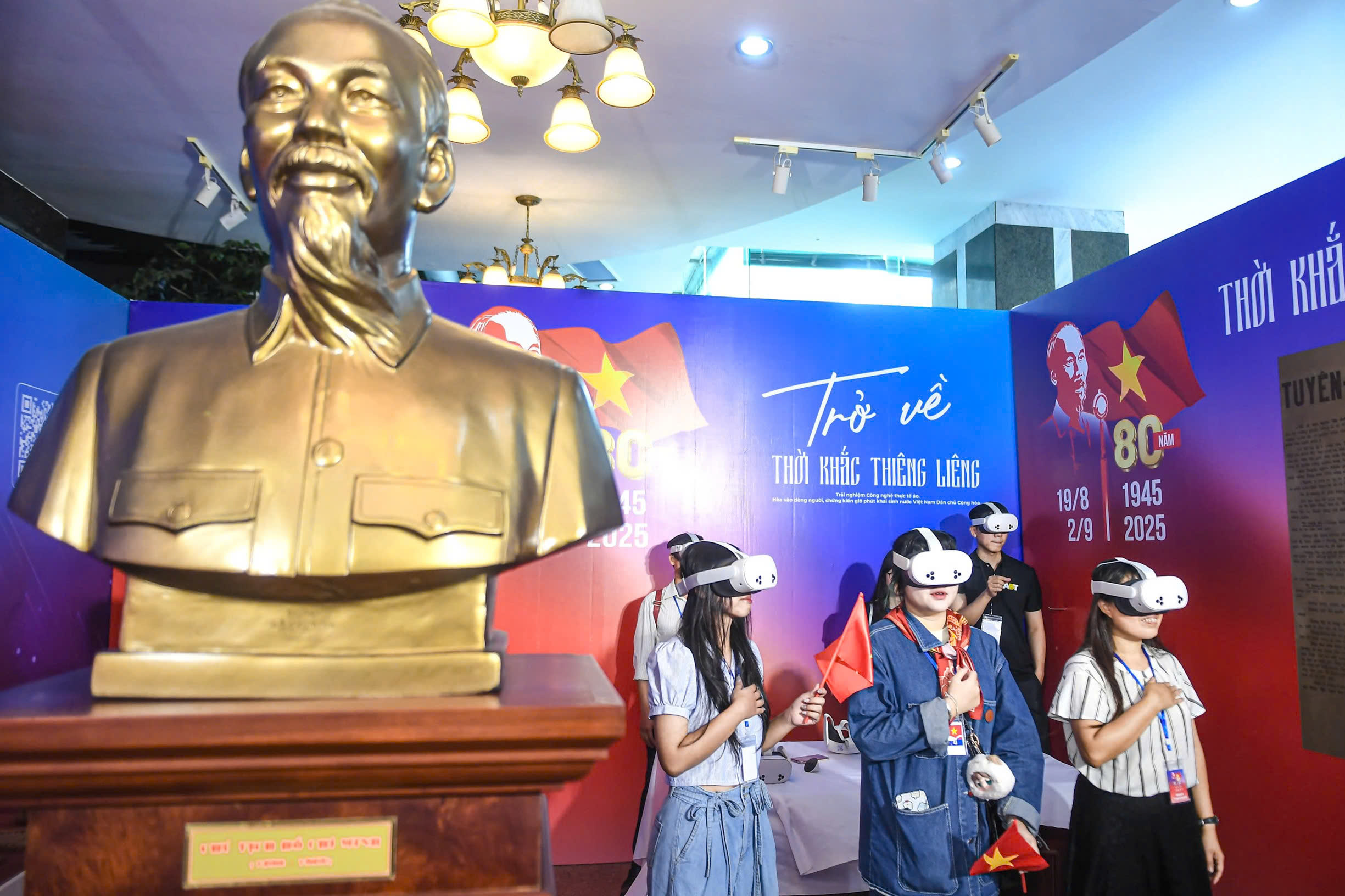 Trải nghiệm VR 'Trở về thời khắc thiêng liêng': Sống lại khoảnh khắc Quốc khánh 2/9/1945- Ảnh 5. Trải nghiệm VR 'Trở về thời khắc thiêng liêng': Sống lại khoảnh khắc Quốc khánh 2/9/1945- Ảnh 5.