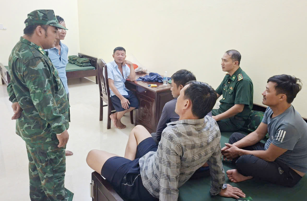 Chìm tàu trên biển, thuyền trưởng và 9 ngư dân Thanh Hóa may mắn được cứu sống- Ảnh 1. Chìm tàu trên biển, thuyền trưởng và 9 ngư dân Thanh Hóa may mắn được cứu sống- Ảnh 1.