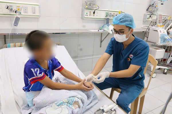Cứu sống bé trai ngừng tim do uống nhầm Methadon - Ảnh 1.