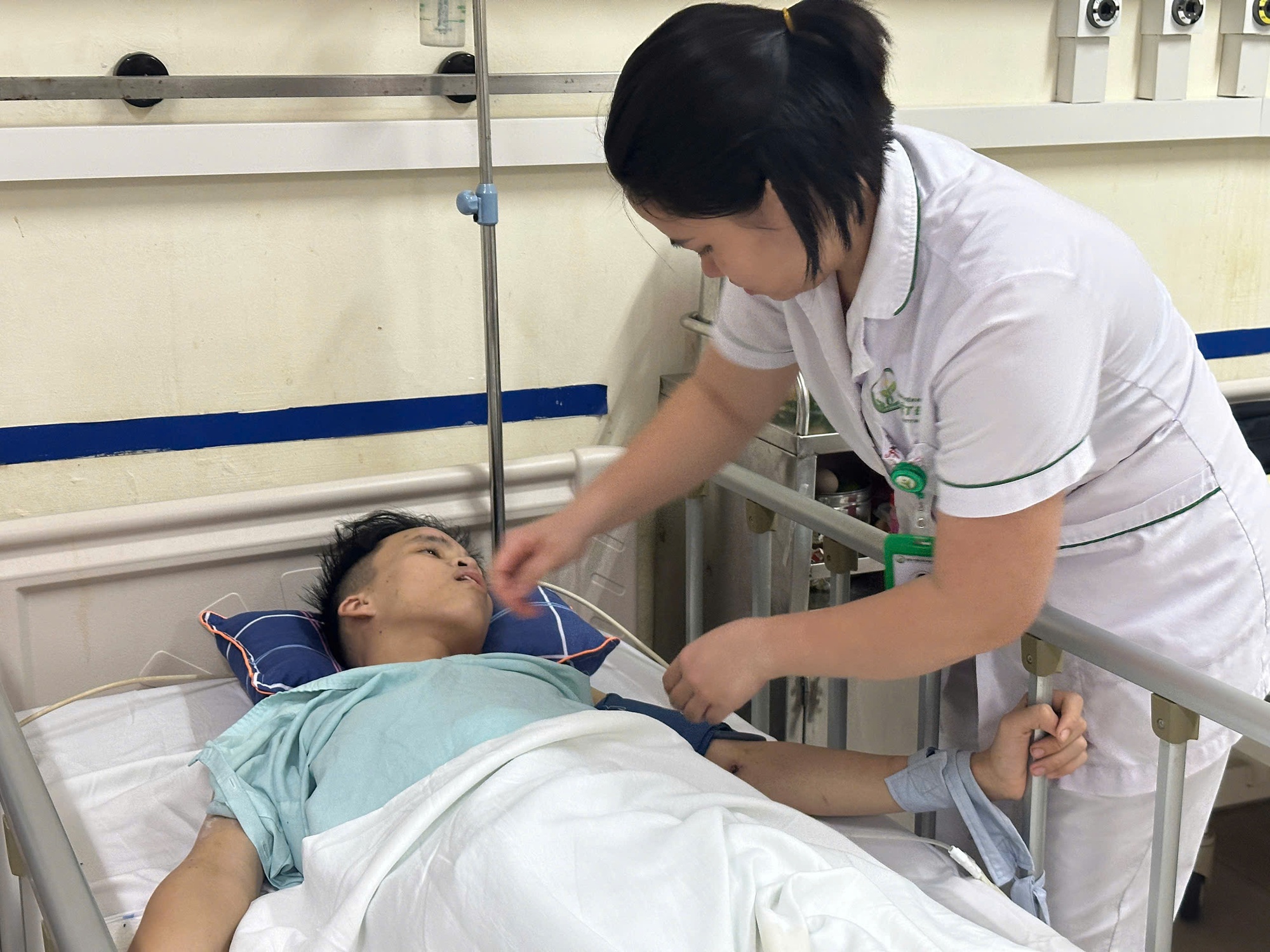 Xót xa gia cảnh nam thanh niên 16 tuổi người Dao bị đa chấn thương sau tai nạn giao thông- Ảnh 3.