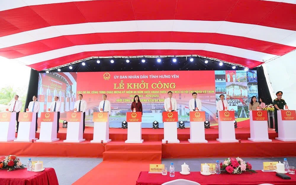 Bộ trưởng Đào Hồng Lan cùng các đồng chí Thứ trưởng dự khởi công, khánh thành nhiều công trình y tế