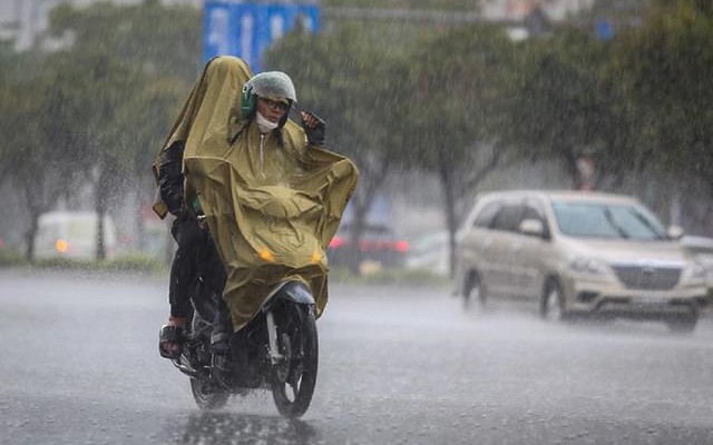 Miền Bắc mưa dông tiếp diễn, cục bộ có nơi mưa rất to