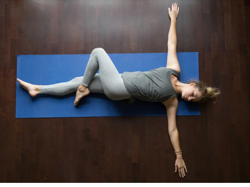 7 tư thế yoga giúp giảm đau mạn tính và căng cứng cơ- Ảnh 4. xoan van