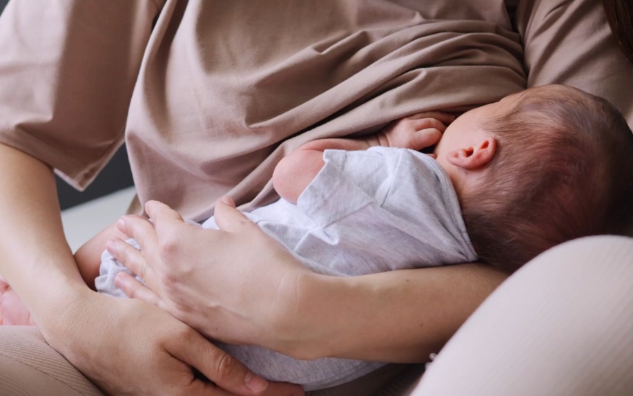 Thực hư việc nuôi con bằng sữa mẹ làm mẹ mất sức, sút cân?