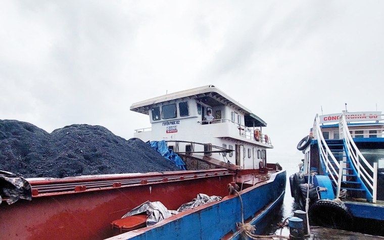 Trục vớt tàu đắm trên sông Lô sau vụ tai nạn thương tâm khiến 2 người tử vong - Ảnh 3.