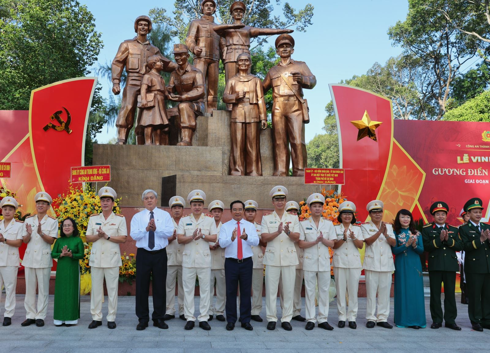 TP Hồ Chí Minh: Vinh danh 80 gương công an điển hình tiên tiến tiêu biểu- Ảnh 1. TP Hồ Chí Minh: Vinh danh 80 gương công an điển hình tiên tiến tiêu biểu- Ảnh 1.