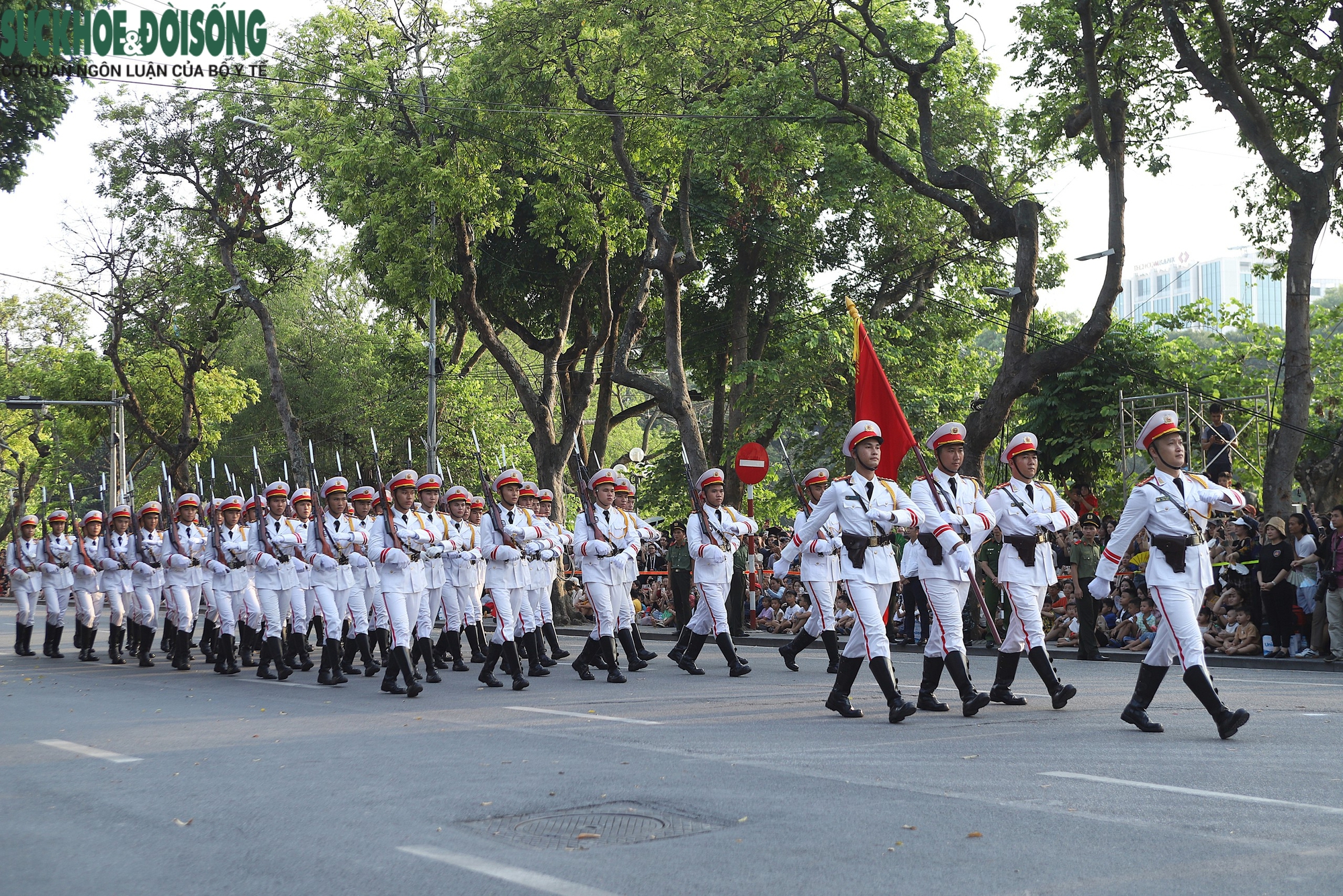 Người dân xem đặc nhiệm biểu diễn chống khủng bố, bảo vệ yếu nhân trên phố đi bộ Hà Nội- Ảnh 3.