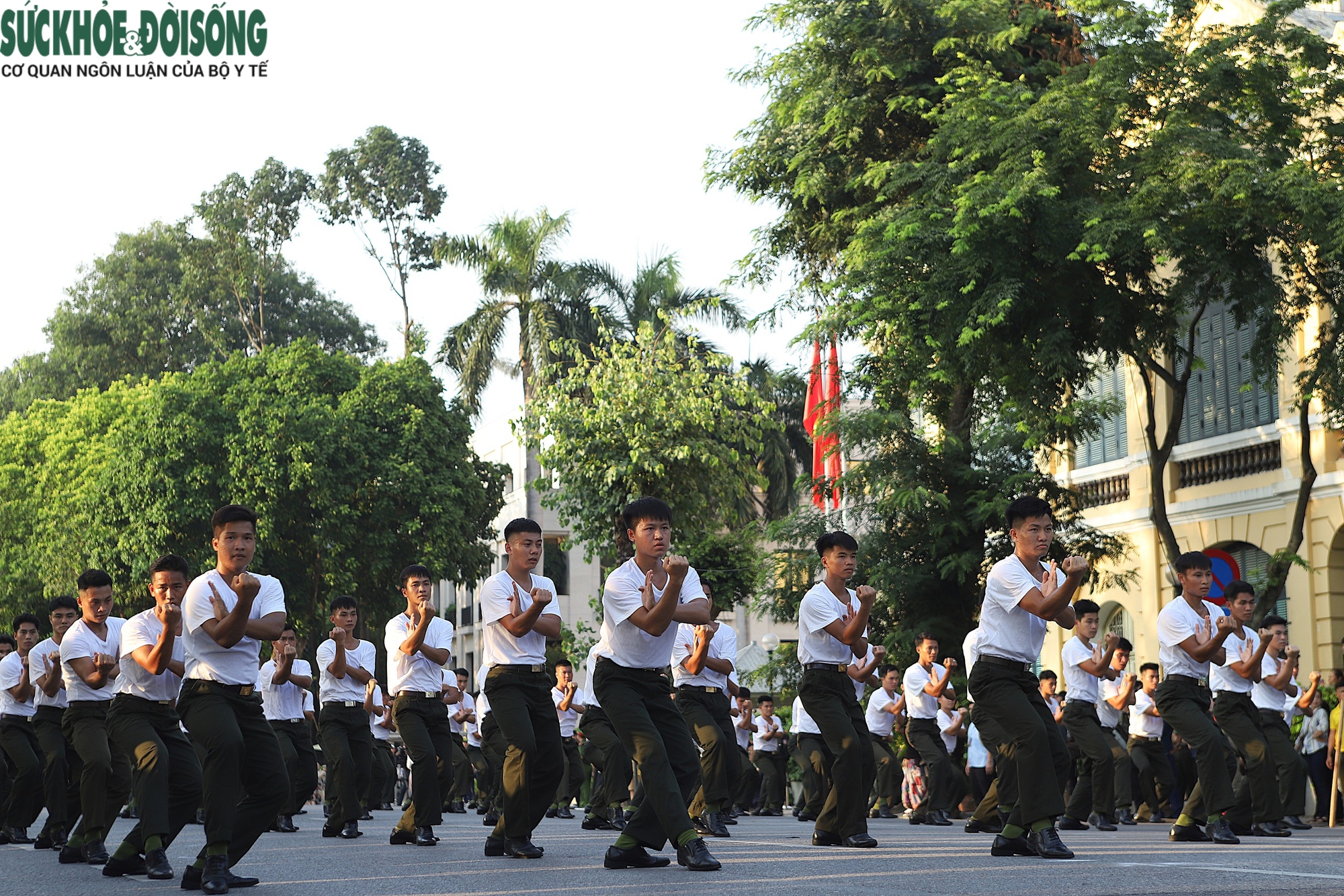Người dân xem đặc nhiệm biểu diễn chống khủng bố, bảo vệ yếu nhân trên phố đi bộ Hà Nội- Ảnh 8.