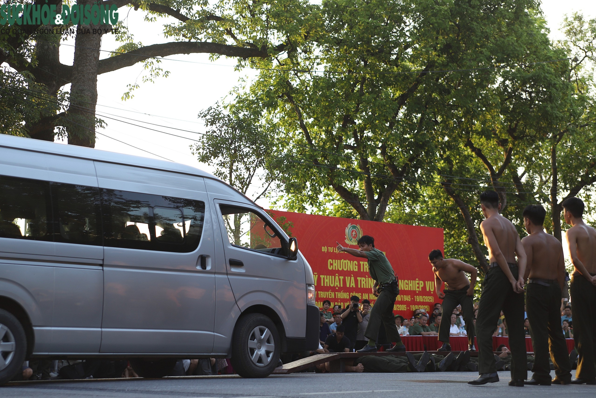 Người dân xem đặc nhiệm biểu diễn chống khủng bố, bảo vệ yếu nhân trên phố đi bộ Hà Nội- Ảnh 9.