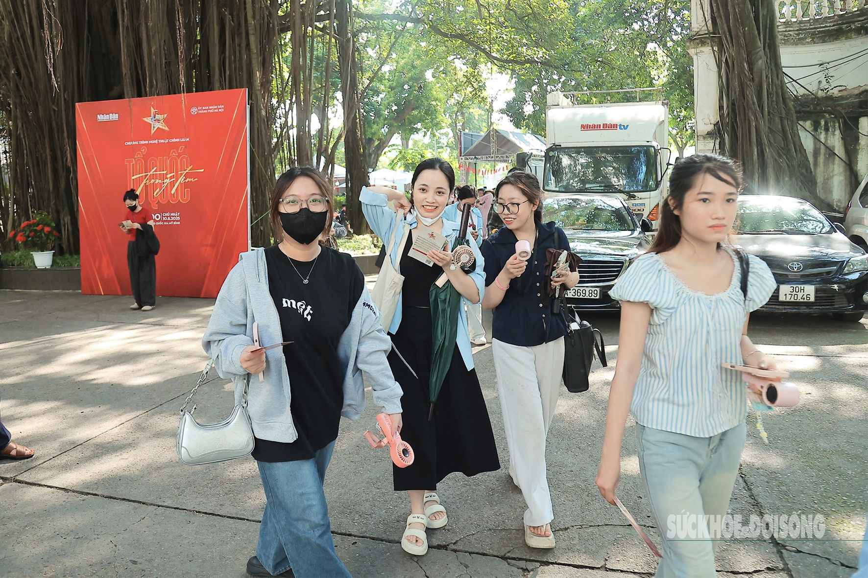 Giới trẻ háo hức nhận vé miễn phí chương trình 'Tổ quốc trong tim'- Ảnh 7. Giới trẻ háo hức nhận vé miễn phí chương trình 'Tổ quốc trong tim'- Ảnh 7.