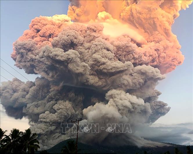 Indonesia đối mặt vụ phun trào núi lửa lớn bậc nhất trong gần 15 năm- Ảnh 1. Indonesia đối mặt vụ phun trào núi lửa lớn bậc nhất trong gần 15 năm- Ảnh 1.