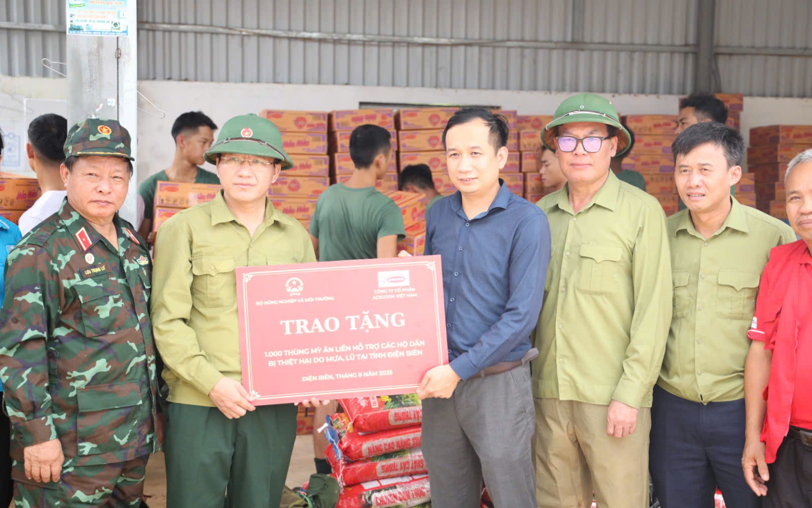 Cứu trợ đồ dùng thiết yếu cho người dân vùng lũ Điện Biên