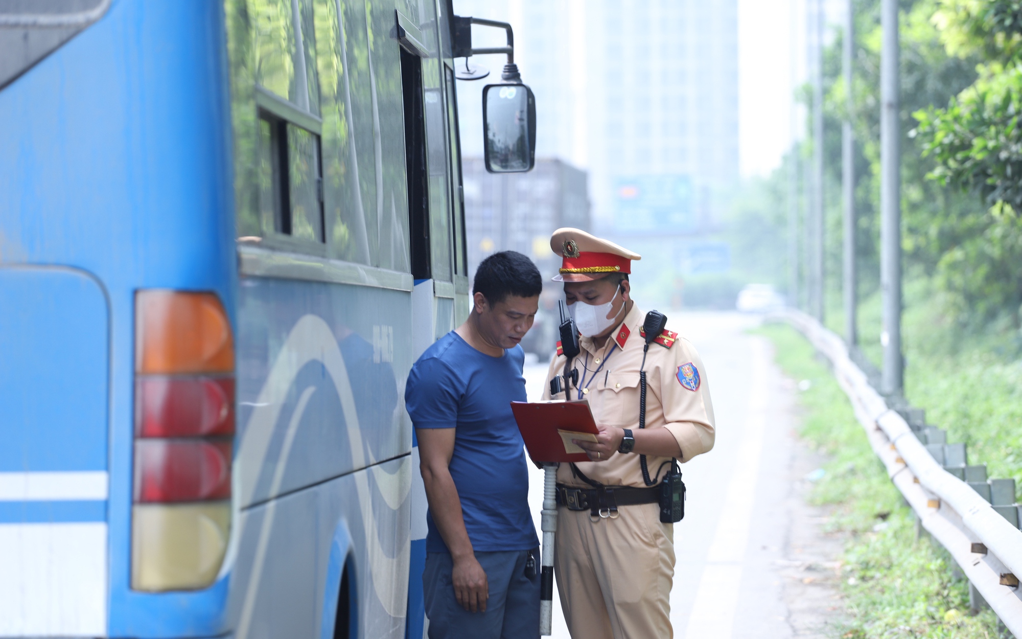 Hà Nội hướng dẫn thủ tục cho xe tải, xe hợp đồng vào khu vực hạn chế- Ảnh 1.