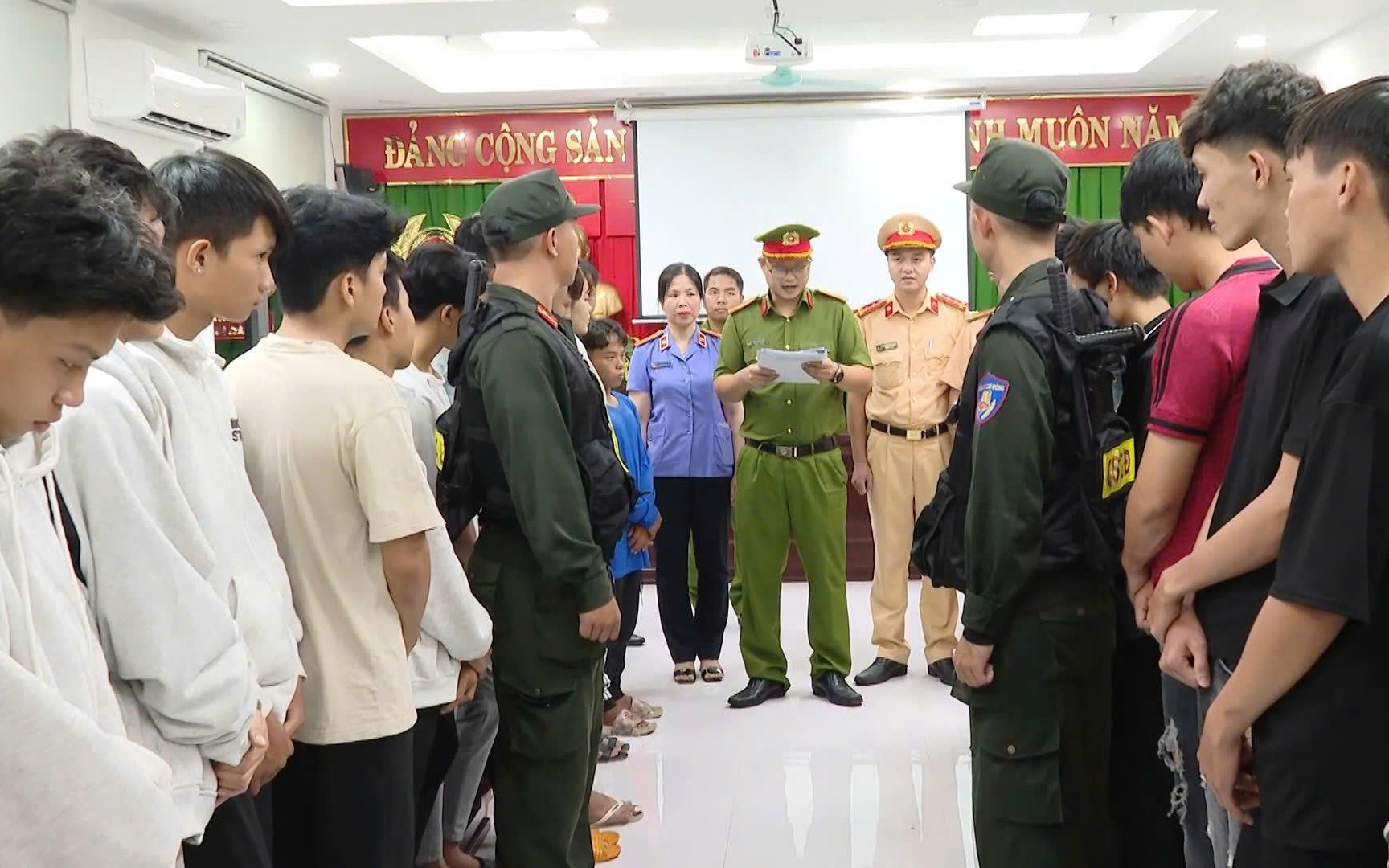 Ninh Bình: Bắt 2 vợ chồng điều hành đường dây 'tín dụng đen' quy mô lớn - Ảnh 2.