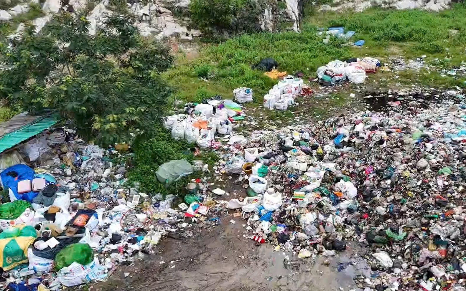 Hà Nội: Phát hiện, xử lý đường dây đổ trộm gần 8.000 tấn chất thải tại xã Bát Tràng- Ảnh 4.