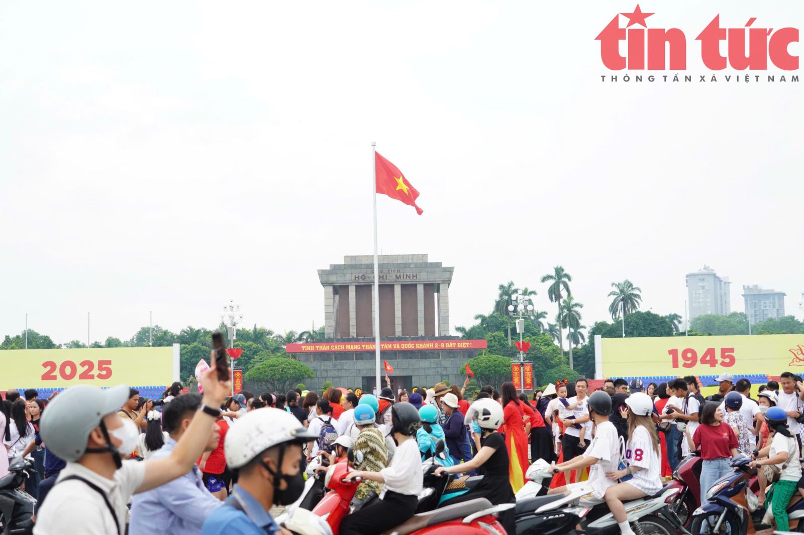 Biên đội máy bay tập luyện diễu binh trên bầu trời Quảng trường Ba Đình- Ảnh 5.