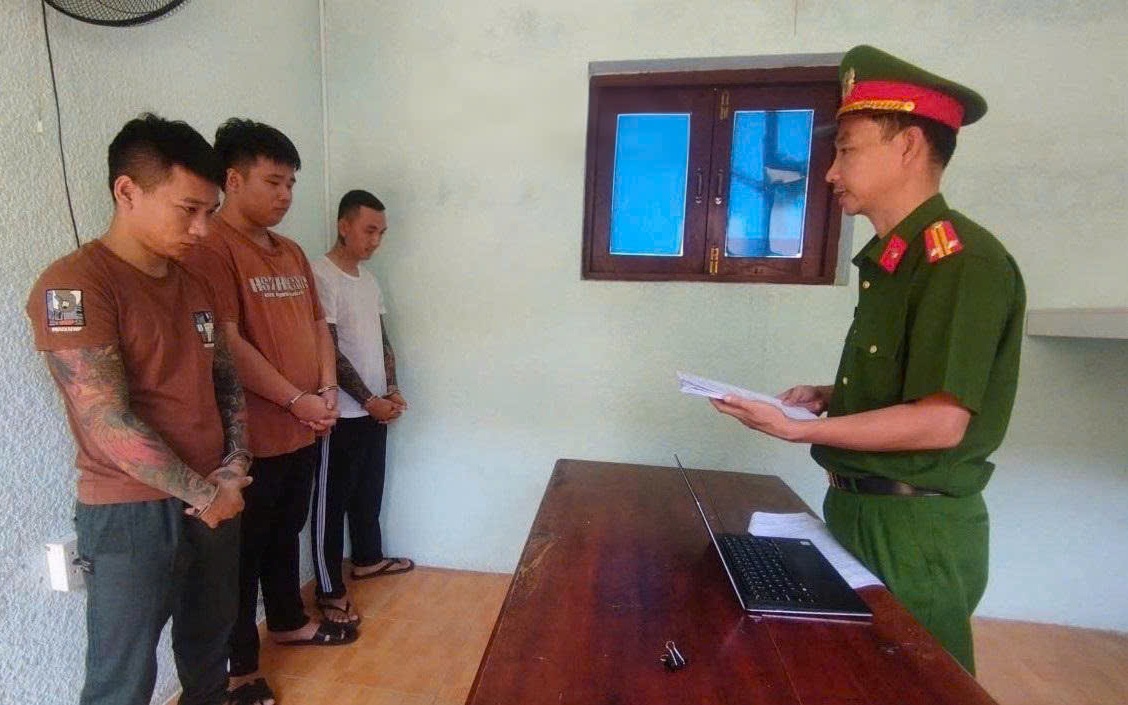 Nhóm thanh niên khống chế, ép đôi nam nữ lên xe ô tô để cướp 27 triệu đồng