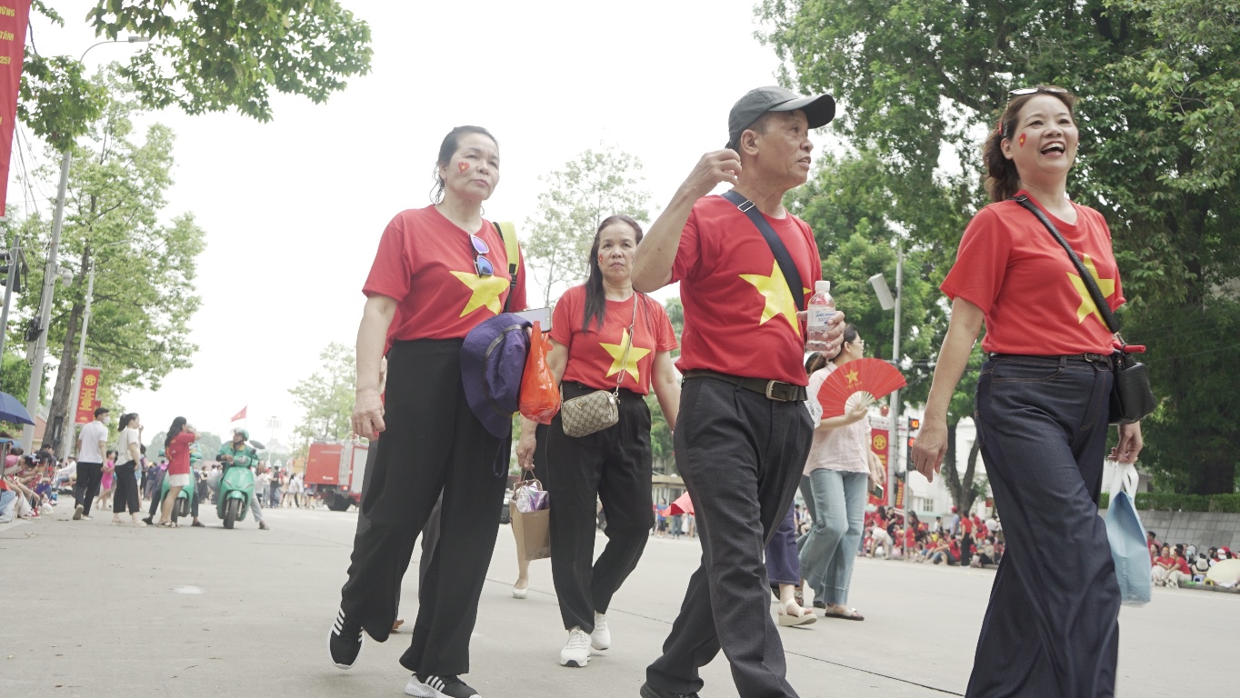 Hàng vạn người đổ về các tuyến phố quanh Quảng trường Ba Đình xem tổng hợp luyện diễu binh, diễu hành- Ảnh 1.