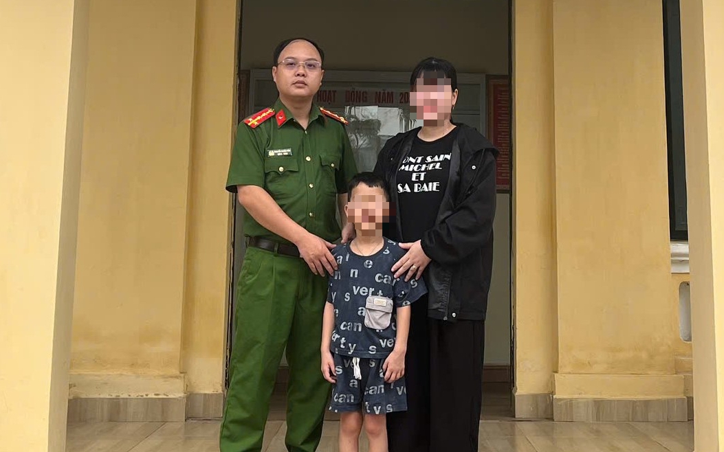 Đưa con về nước thăm ông bà, bé trai 6 tuổi bất ngờ bị lạc trong đêm
