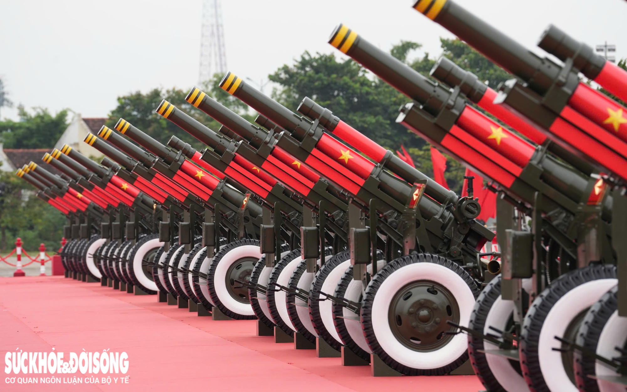 Cận cảnh dàn pháo lễ sẵn sàng khai hỏa trong buổi tổng hợp luyện diễu binh tối nay 21/8