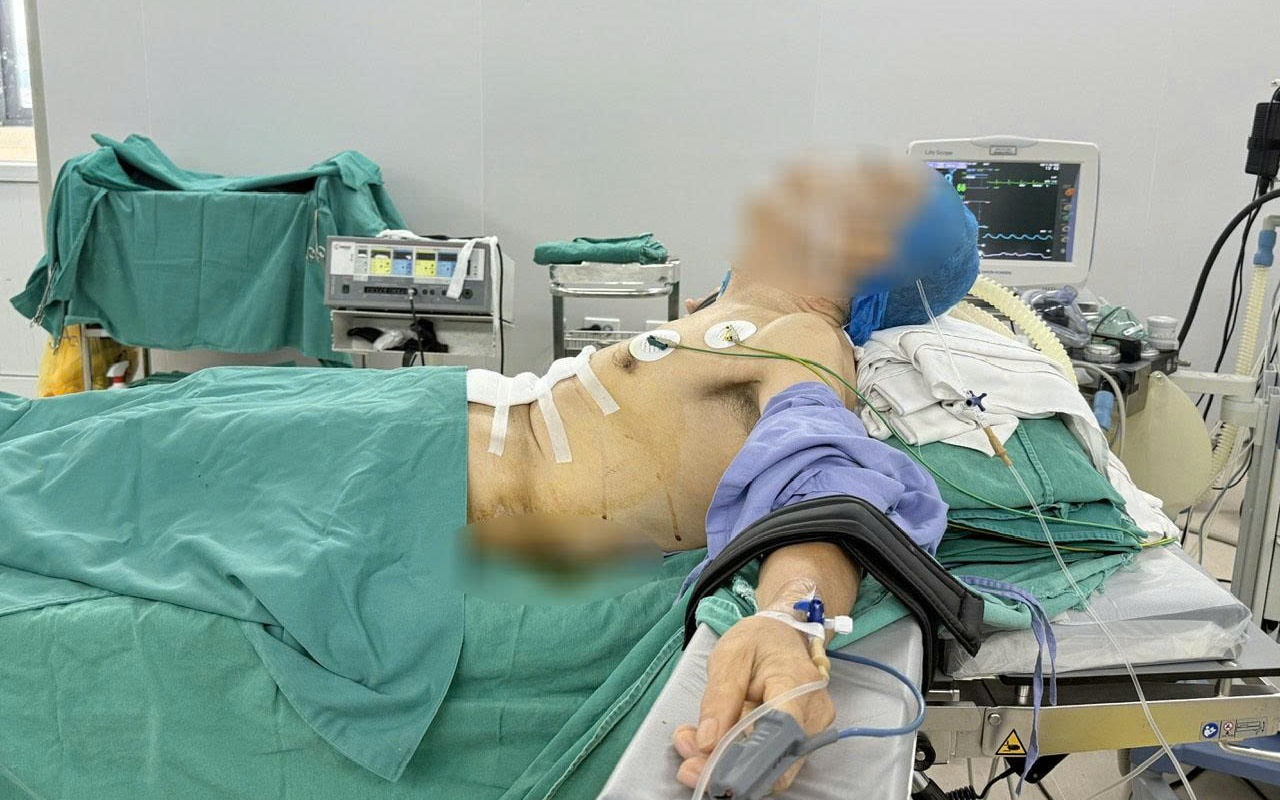 Bệnh nhân &quot;nửa nằm, nửa ngồi&quot; trong ca phẫu thuật ung thư dạ dày