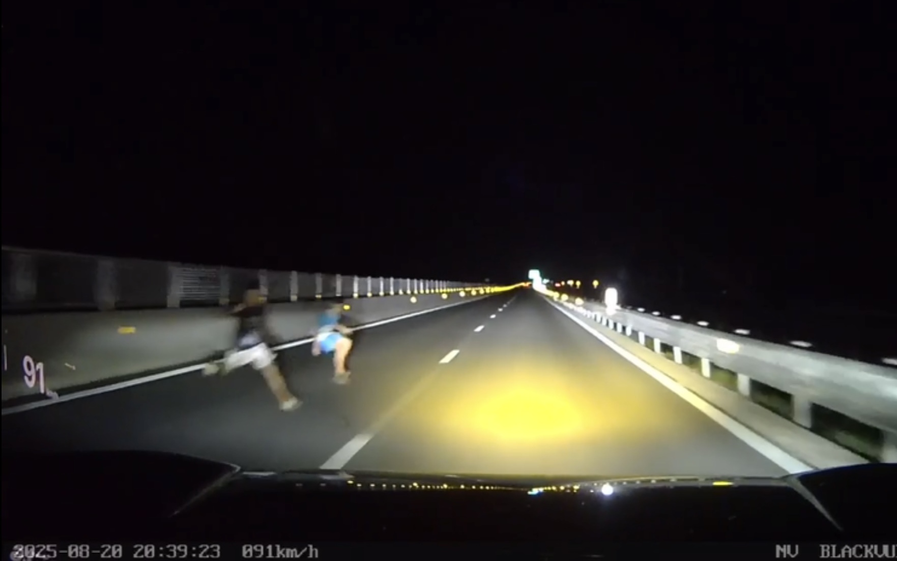 Video: Hai người lao ra giữa cao tốc trong đêm
