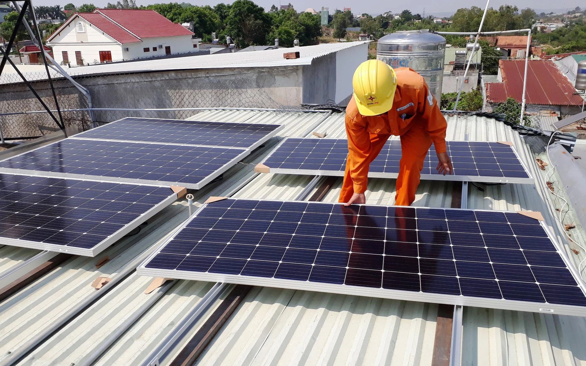 Hỗ trợ lắp điện mặt trời mái nhà phải đi vào thực tế, đáp ứng kỷ nguyên xe điện