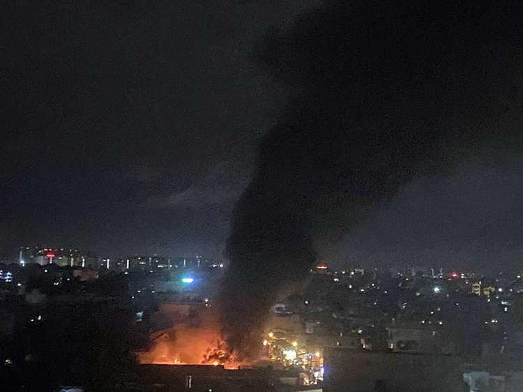 TP Hồ Chí Minh: Cháy lớn kho chứa bóng đèn huỳnh quang rộng 400m2- Ảnh 1. TP Hồ Chí Minh: Cháy lớn kho chứa bóng đèn huỳnh quang rộng 400m2- Ảnh 1.