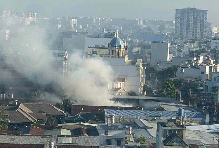 TP Hồ Chí Minh: Cháy lớn kho chứa bóng đèn huỳnh quang rộng 400m2- Ảnh 3. TP Hồ Chí Minh: Cháy lớn kho chứa bóng đèn huỳnh quang rộng 400m2- Ảnh 3.