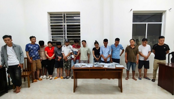 Phá sới bạc ‘khủng’ dưới hình thức xóc đĩa trong rừng, bắt giữ hàng chục đối tượng- Ảnh 2. Phá sới bạc ‘khủng’ dưới hình thức xóc đĩa trong rừng, bắt giữ hàng chục đối tượng- Ảnh 2.