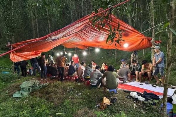 Phá sới bạc ‘khủng’ dưới hình thức xóc đĩa trong rừng, bắt giữ hàng chục đối tượng- Ảnh 1. Phá sới bạc ‘khủng’ dưới hình thức xóc đĩa trong rừng, bắt giữ hàng chục đối tượng- Ảnh 1.
